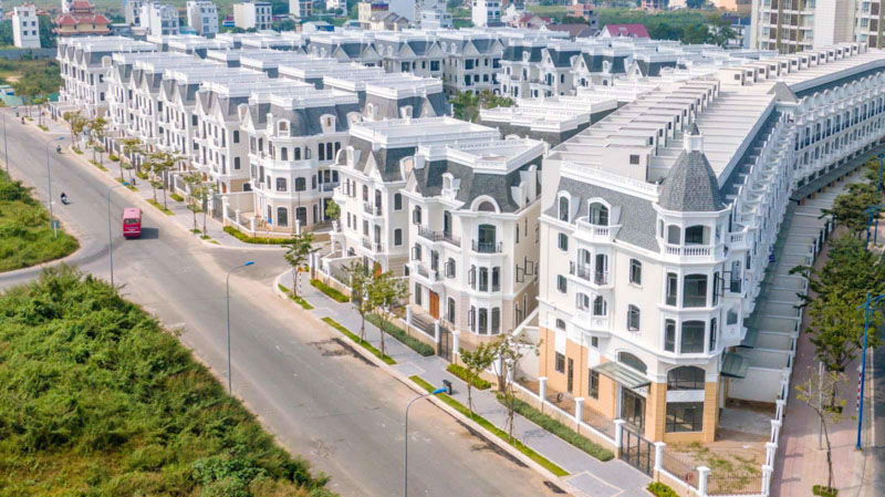 A picture containing outdoor, grass, building, city

Description automatically generated